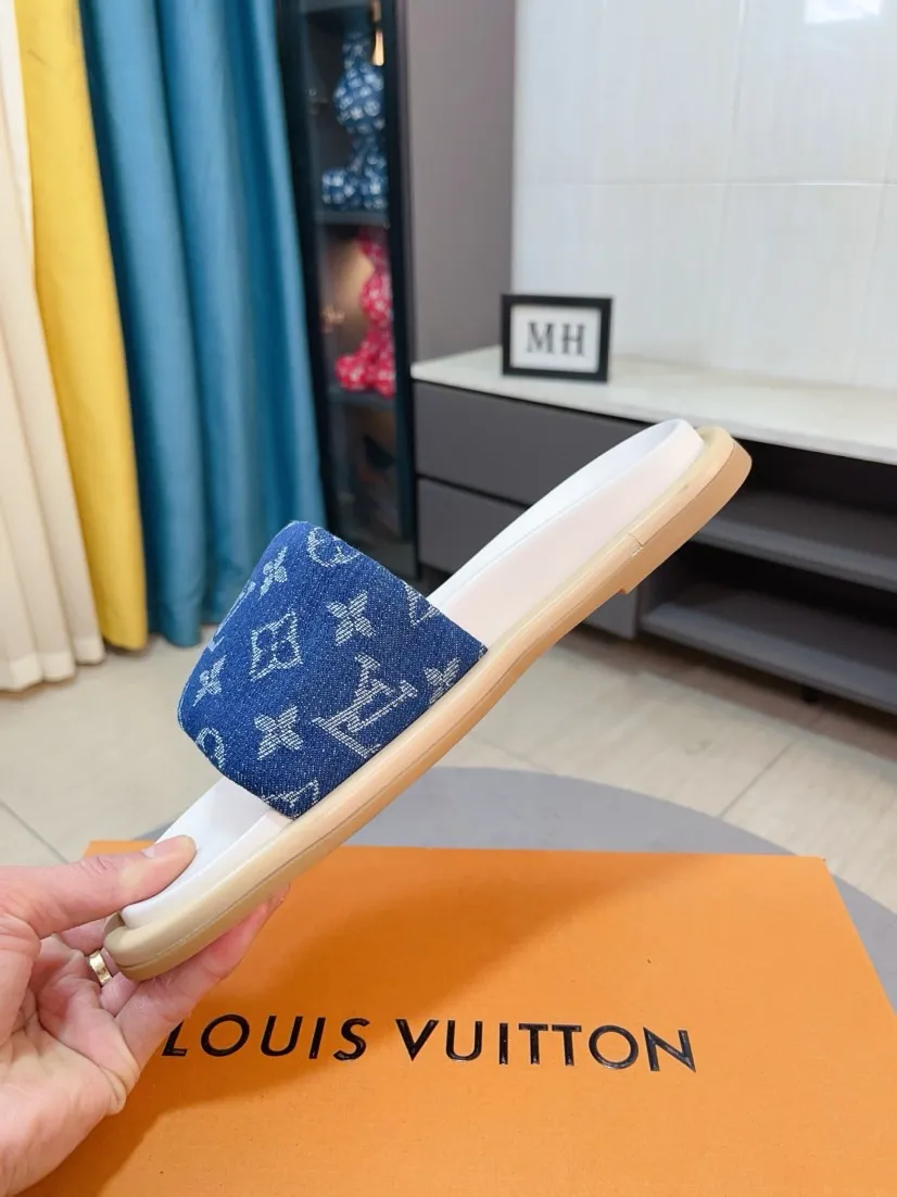Ex-factory price 360🌹🌹 (lv-Louis Vuitton) New men's slippers, high-end boutique, exquisite embossed logo decoration on the upper, fine workmanship, super soft soles, casual, loose and comfortable, a must-have in summer! \nsize：38-44
